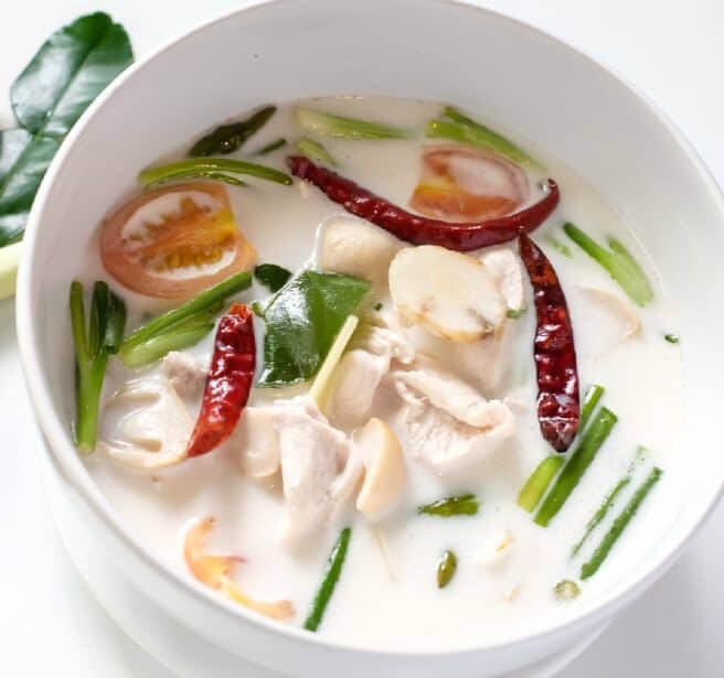 Tom kha gai med chili, tomat och limeblad
