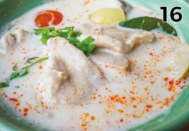 Tom kha gai med chili, tomat och limeblad